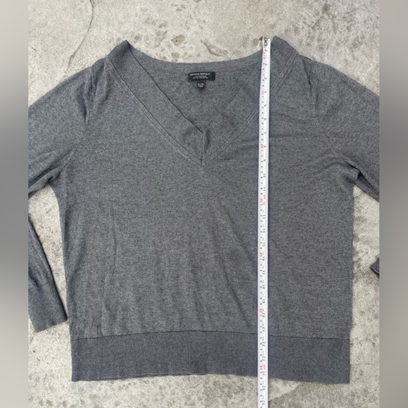 banana republic silk cashmere blend Gray V-Neck Sweater - Picture 4 of 7